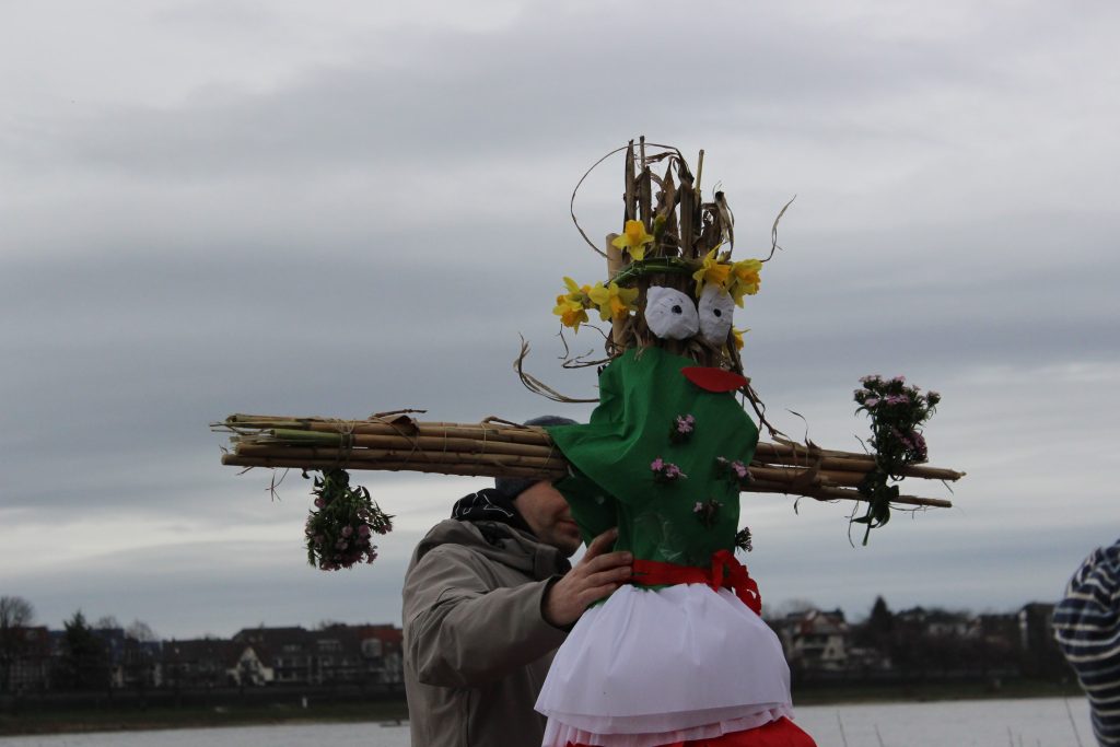 Wesoły pochód z marzanną